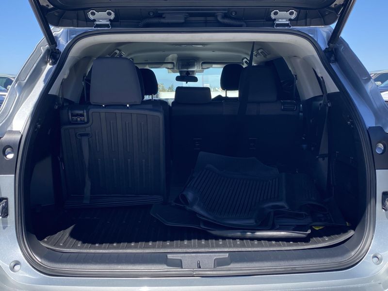 Used 2022 Toyota Highlander LEImage 13