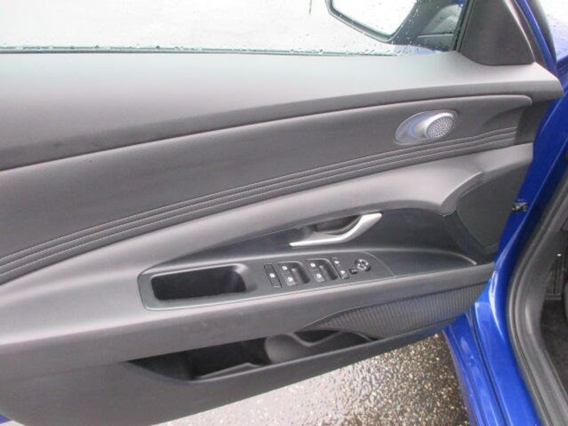 Used 2025 Hyundai Elantra SEL ConvenienceImage 15