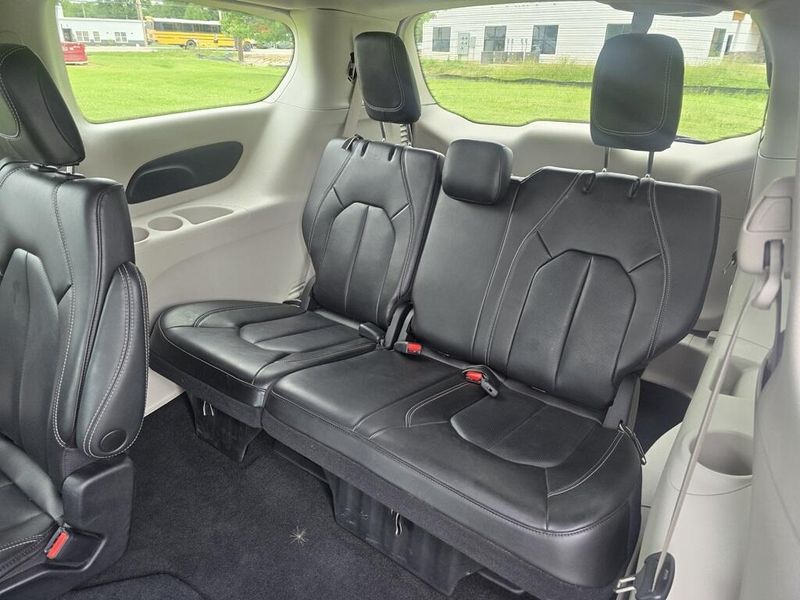 2023 Chrysler Pacifica Touring L photo 10