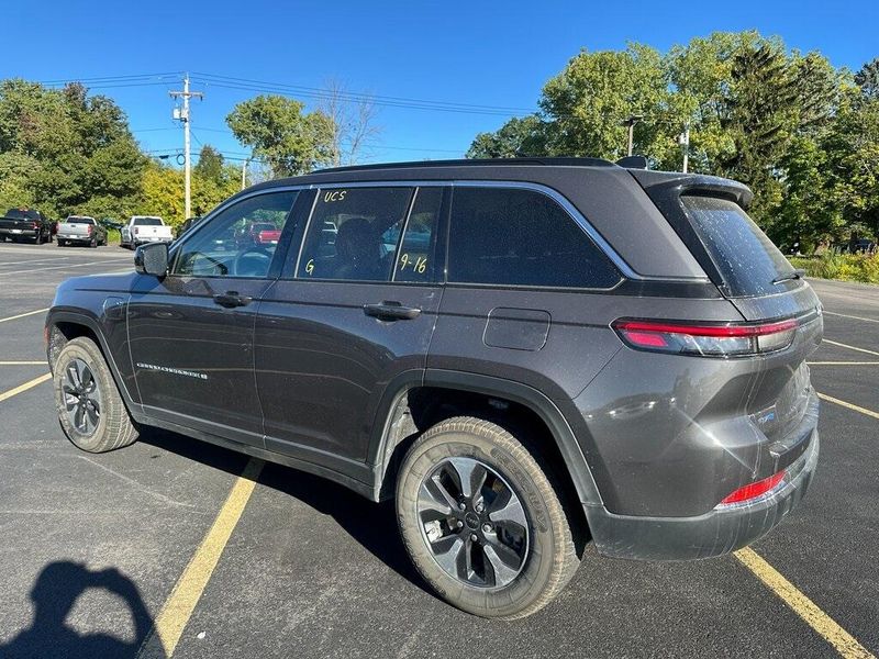 2024 Jeep Cherokee Limited 4xe photo 8