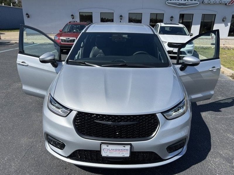 2023 Chrysler Pacifica Plug-in Hybrid Touring L in a Silver Mist Clear Coat exterior color and Blackinterior. Lakeshore CDJR Seaford 302-213-6058 lakeshorecdjr.com 