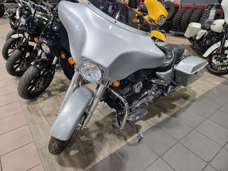 USED 2010 HARLEY STREET GLIDE Image 3