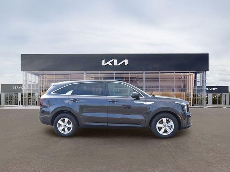 New 2025 Kia Sorento LXImage 2
