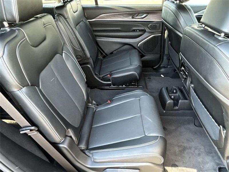 New 2024 Jeep Grand Cherokee L Overland 4x4Image 17