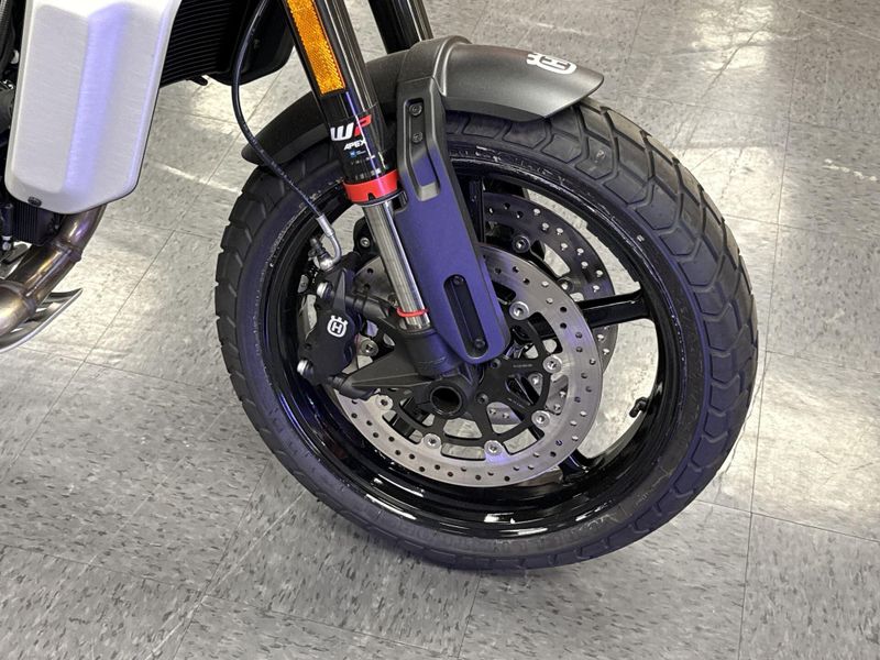 New 2025 Husqvarna SVARTPILEN 801 Image 16