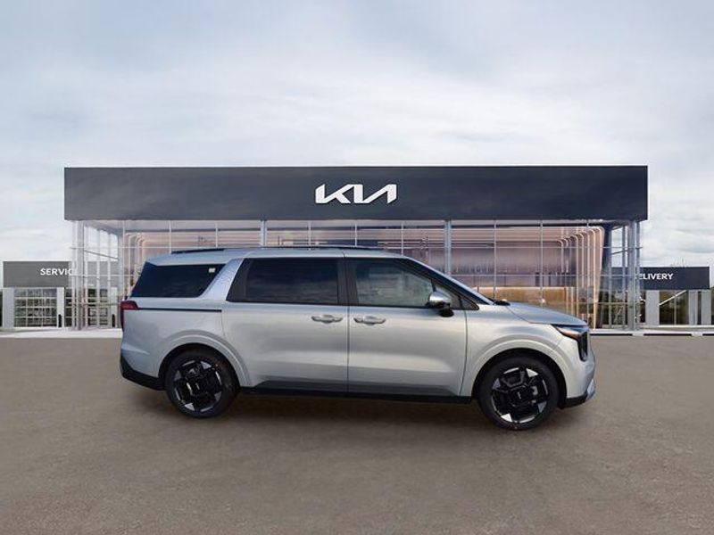New 2026 Kia Carnival EXImage 2