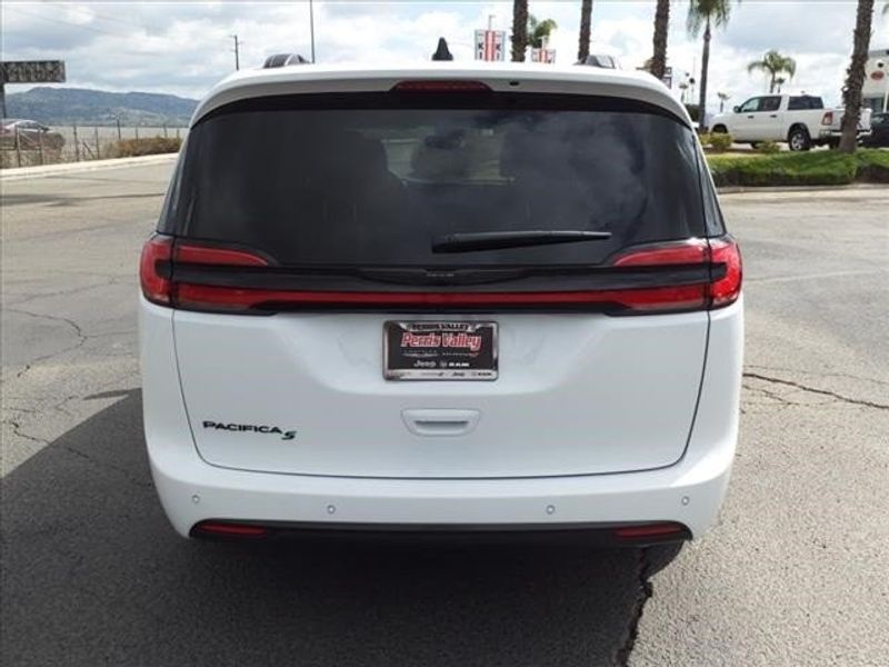2024 Chrysler Pacifica Touring LImage 5