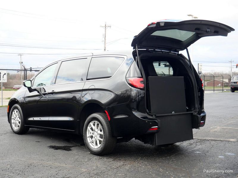 Used 2025 Chrysler Pacifica Select