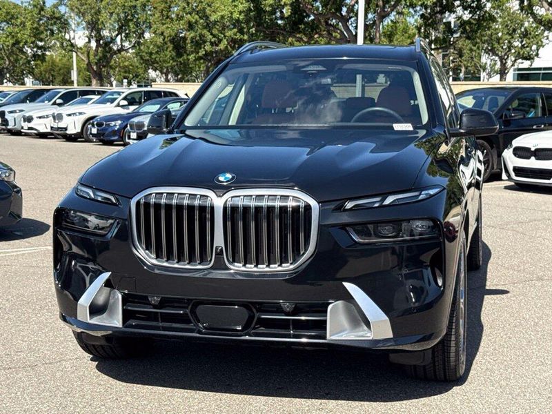 Used 2025 BMW X7 xDrive40iImage 3