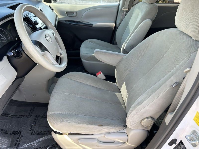 2011 Toyota Sienna BaseImage 19