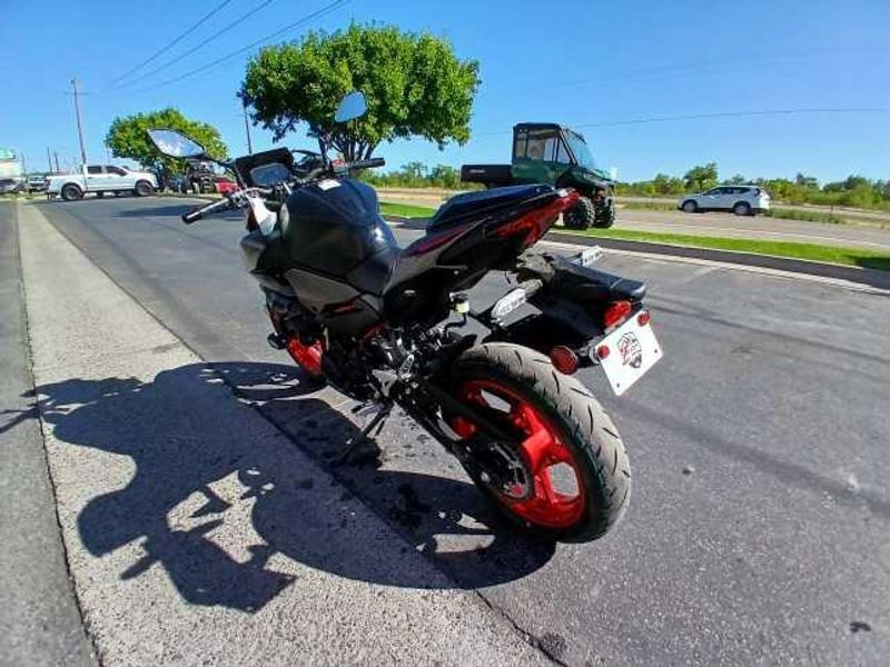 New 2025 Kawasaki Z500 SE ABS 