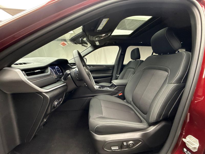 New 2025 Jeep Grand Cherokee L Laredo X 4x4Image 7