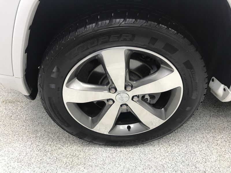 Used 2016 Jeep Grand Cherokee OverlandImage 2