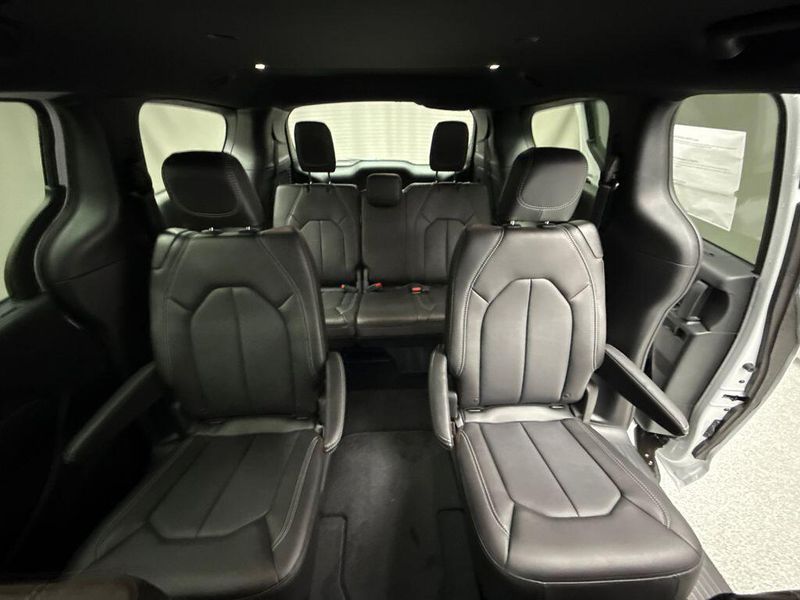 New 2026 Chrysler Pacifica SelectImage 12