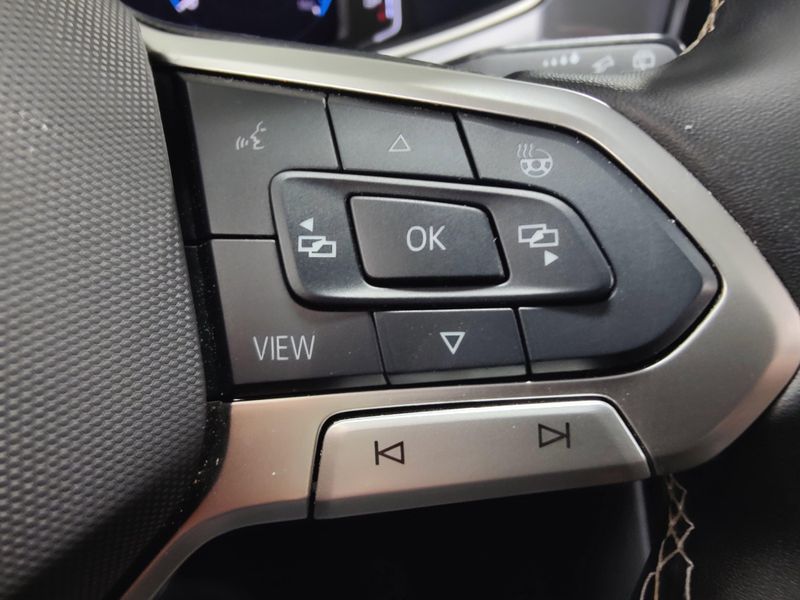 Used 2025 Volkswagen Taos SEL AWD w/Sunroof/NavImage 30
