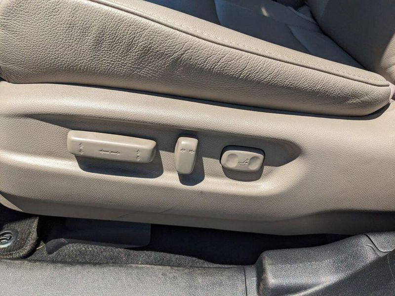 2022 Honda Pilot Touring 7-Passenger in a Platinum White Pearl exterior color and Beigeinterior. Johnson Dodge 601-693-6343 pixelmotiondemo.com 
