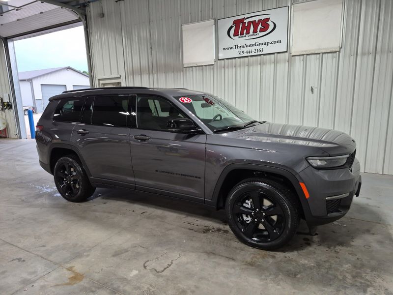 New 2025 Jeep Grand Cherokee L Limited 4x4Image 2