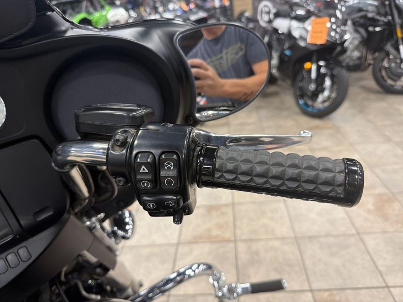 Used 2016 Harley-Davidson STREET GLIDE Image 24