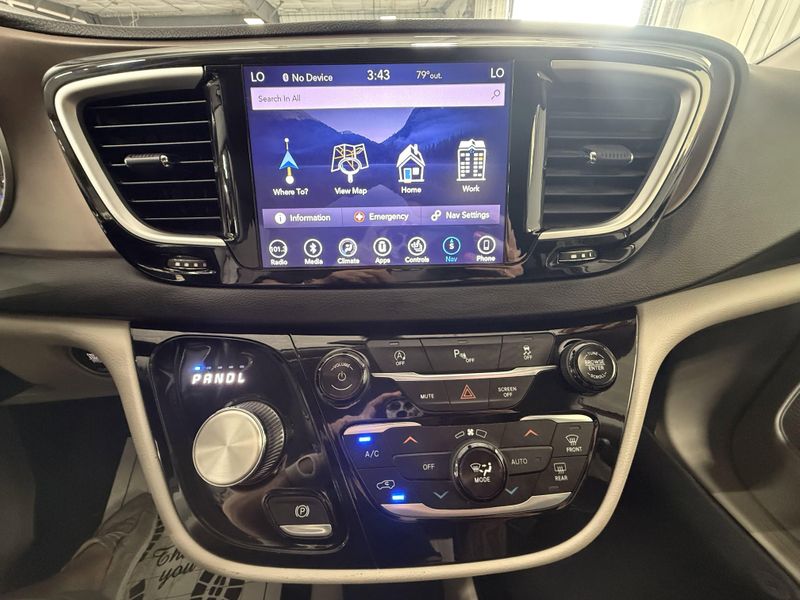 Used 2018 Chrysler Pacifica Touring LImage 31