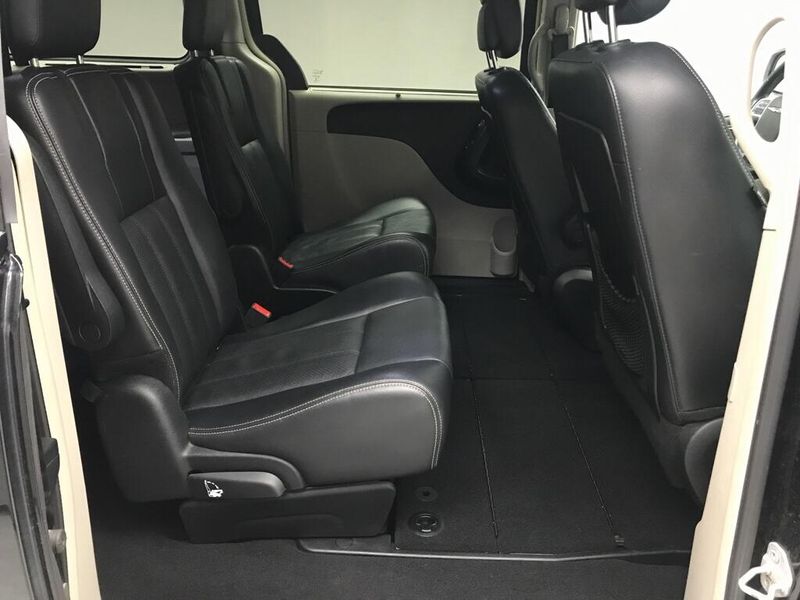 Used 2013 Chrysler Town & Country Touring-LImage 15