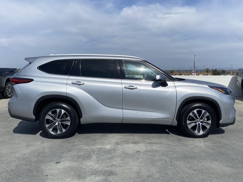 2022 Toyota Highlander XLEImage 3