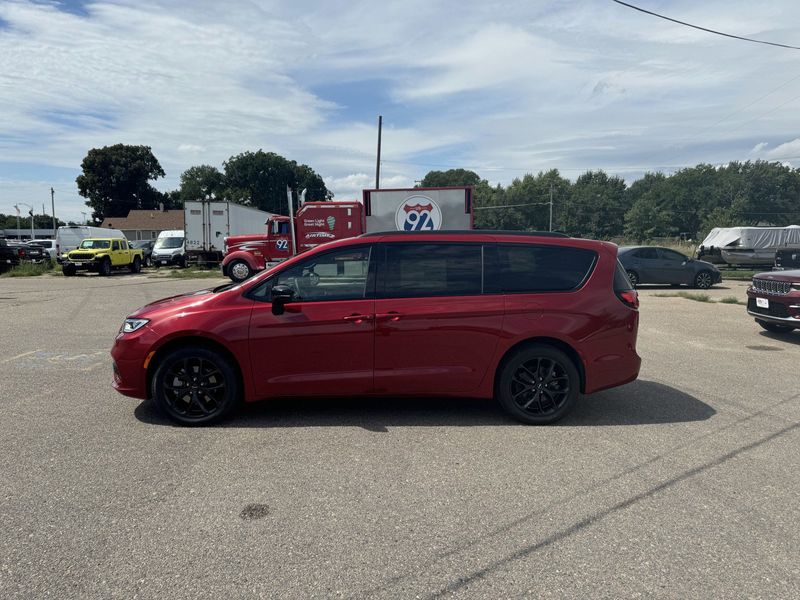 2024 Chrysler Pacifica Touring L AwdImage 5