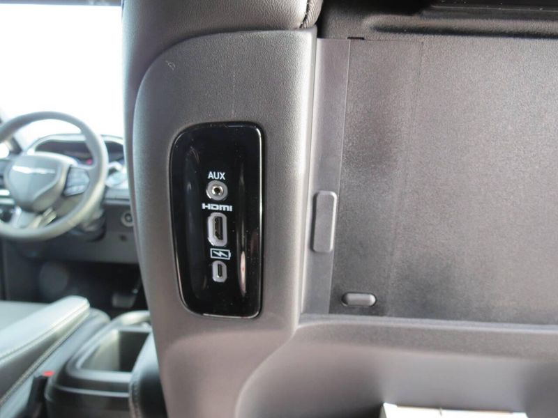 New 2026 Chrysler Pacifica Select AwdImage 21