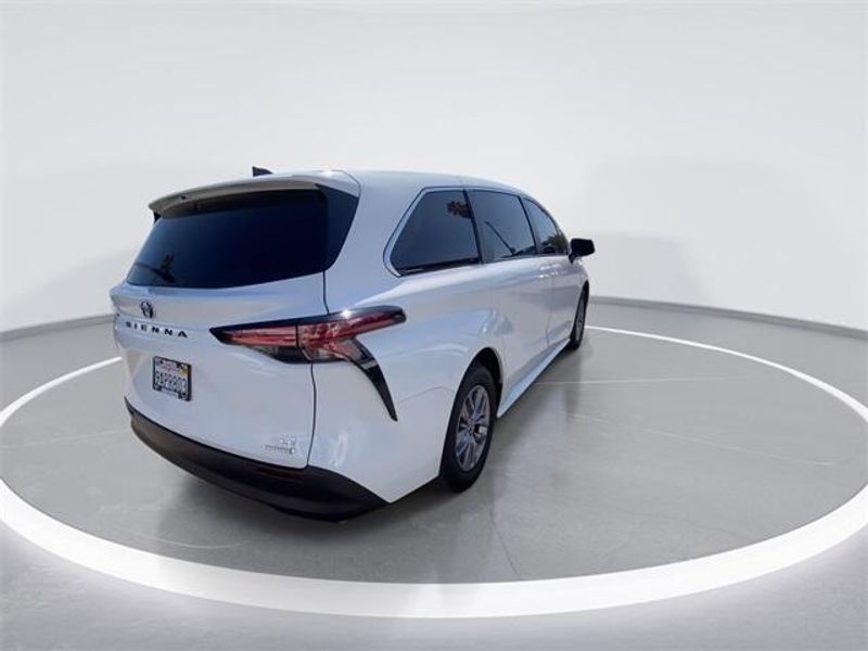 2021 Toyota Sienna LEImage 8