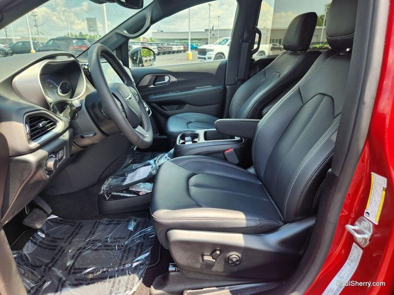 New 2025 Chrysler Voyager LXImage 39