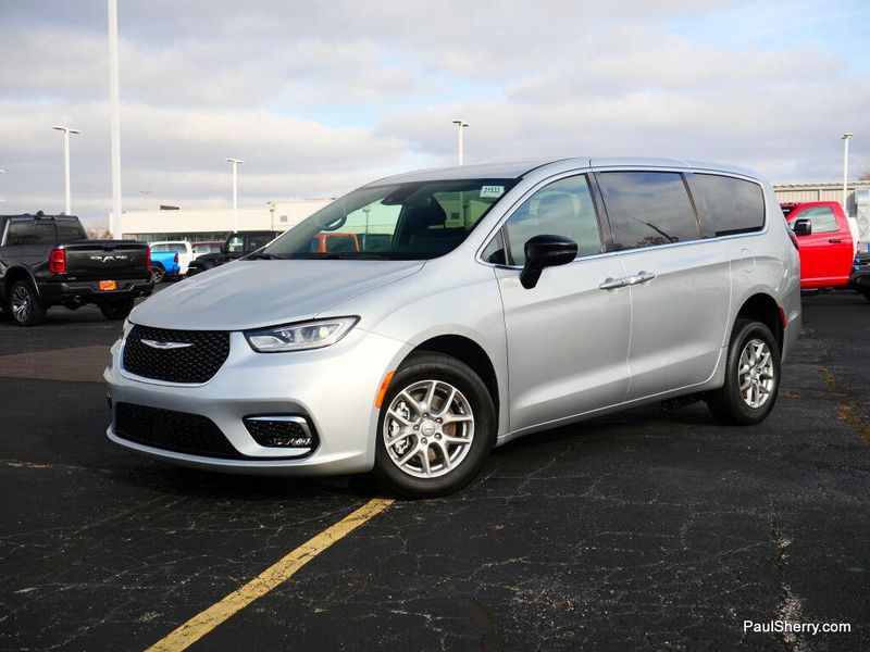 New 2026 Chrysler Pacifica Select