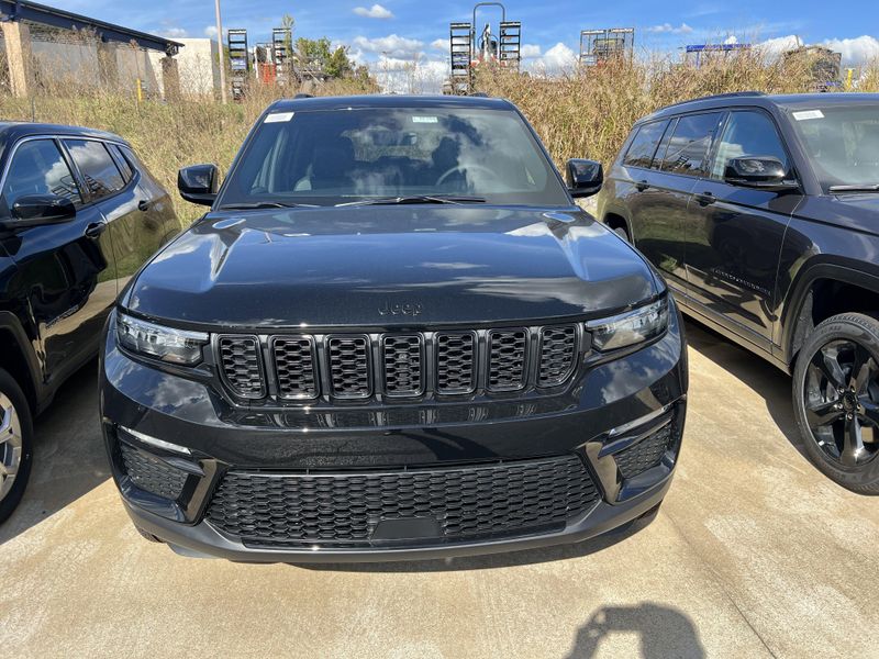 New 2025 Jeep Grand Cherokee Limited 4x4Image 2
