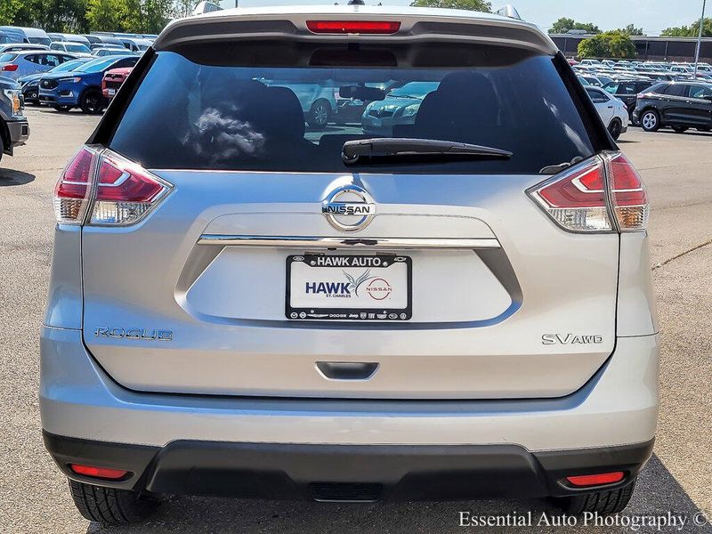 2015 Nissan Rogue SV photo 5