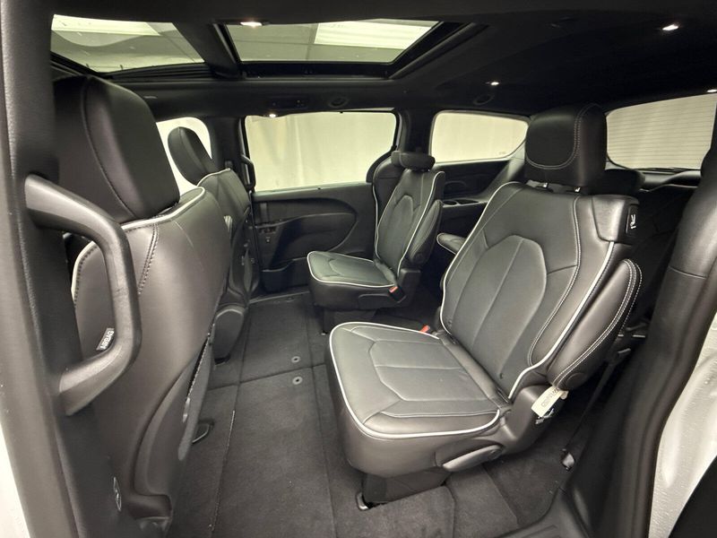 New 2026 Chrysler Pacifica Limited AwdImage 17