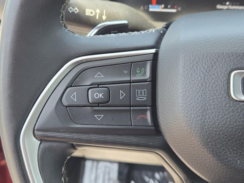Used 2023 Jeep Grand Cherokee Laredo 4x2