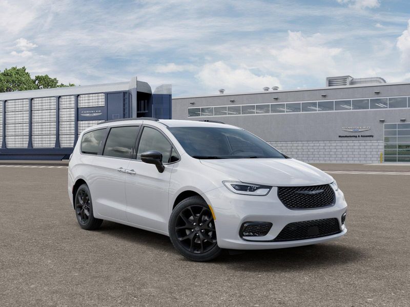 New 2026 Chrysler Pacifica Select