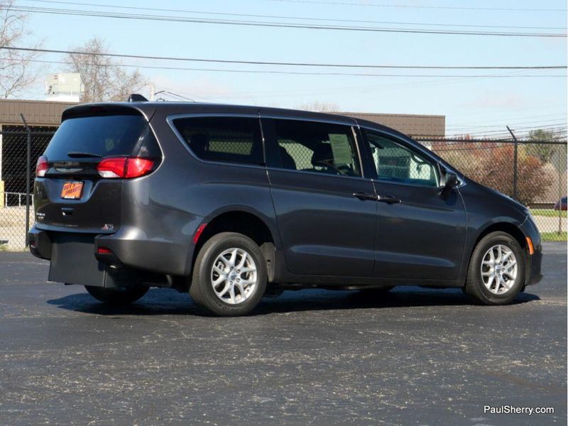 2022 Chrysler Voyager LXImage 27