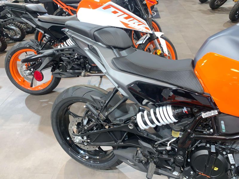 New 2024 KTM 250 DUKE Image 10