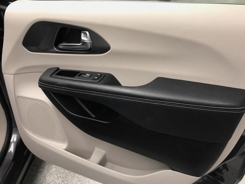 Used 2023 Chrysler Pacifica Touring LImage 21