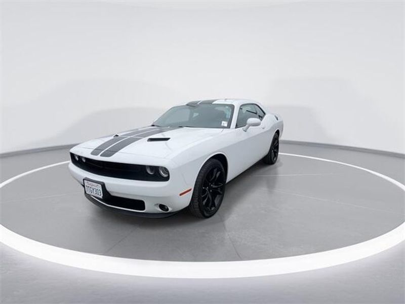 2016 Dodge Challenger SXTImage 4