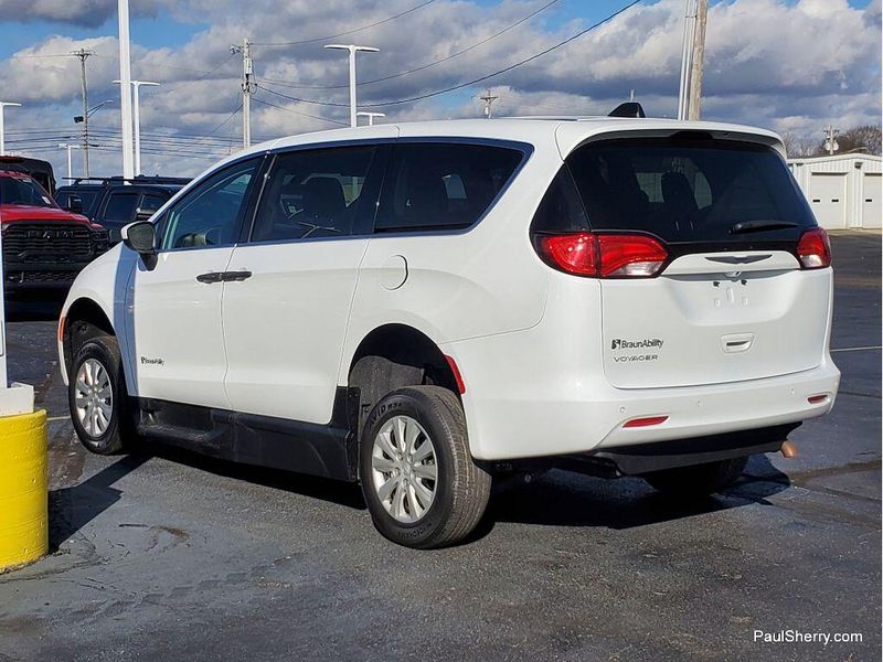 2020 Chrysler Voyager L photo 2