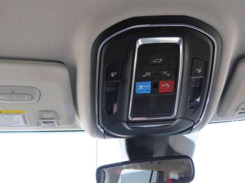 Used 2023 Jeep Grand Cherokee L Limited 4x4 4dr SUVImage 17