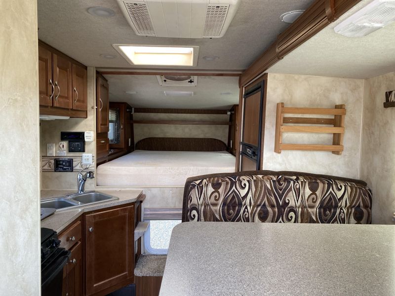 Used 2012 ARCTIC FOX 990 Image 8