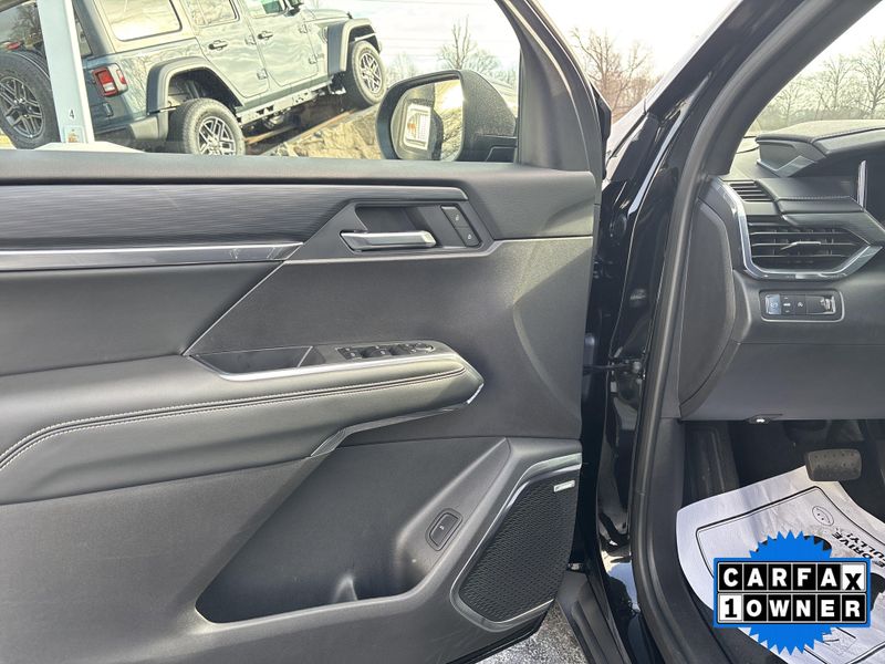 Used 2025 GMC Acadia FWD ElevationImage 24