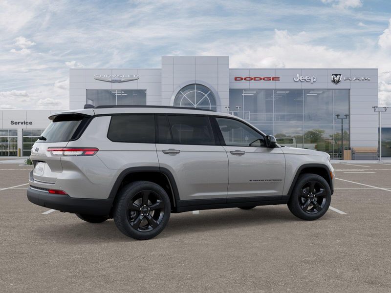 2025 Jeep Grand Cherokee Altitude photo 2