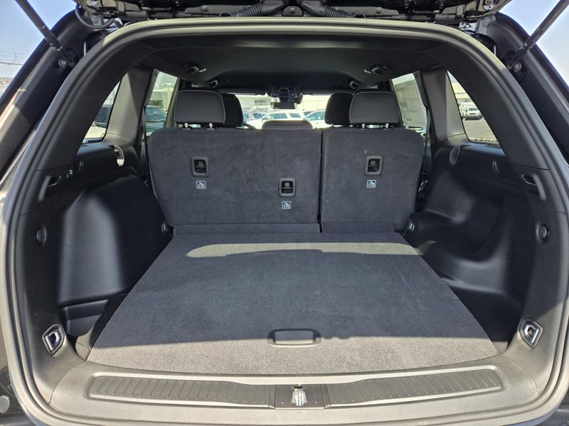 New 2026 Jeep Grand Cherokee Laredo 4x2
