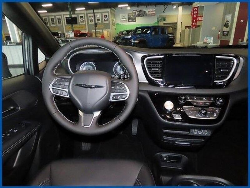 New 2025 Chrysler Voyager LXImage 10