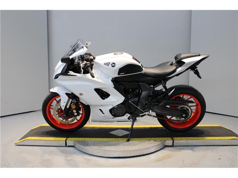 Used 2023 Yamaha YZF-R7 Image 2