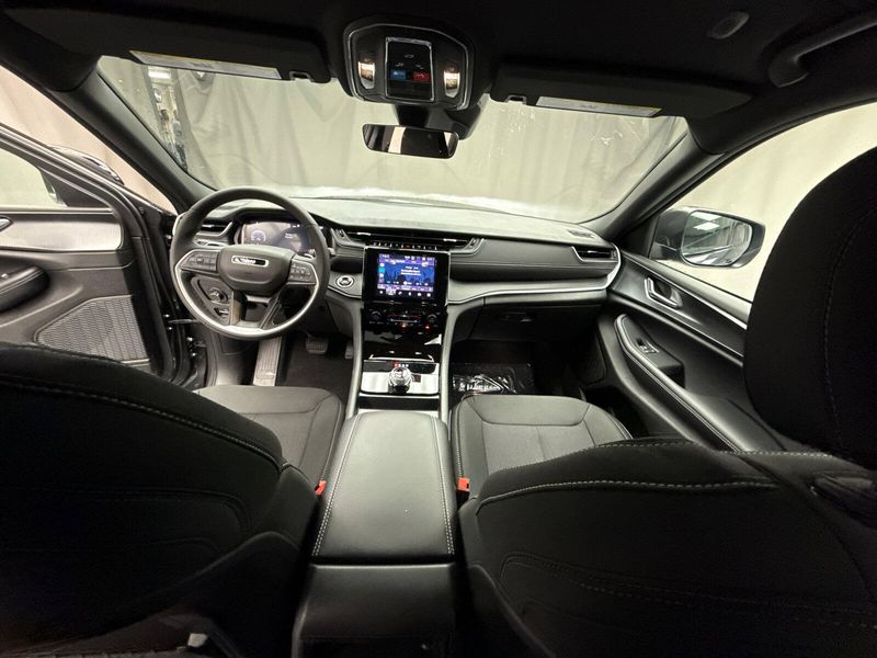 New 2025 Jeep Grand Cherokee Laredo 4x4Image 8