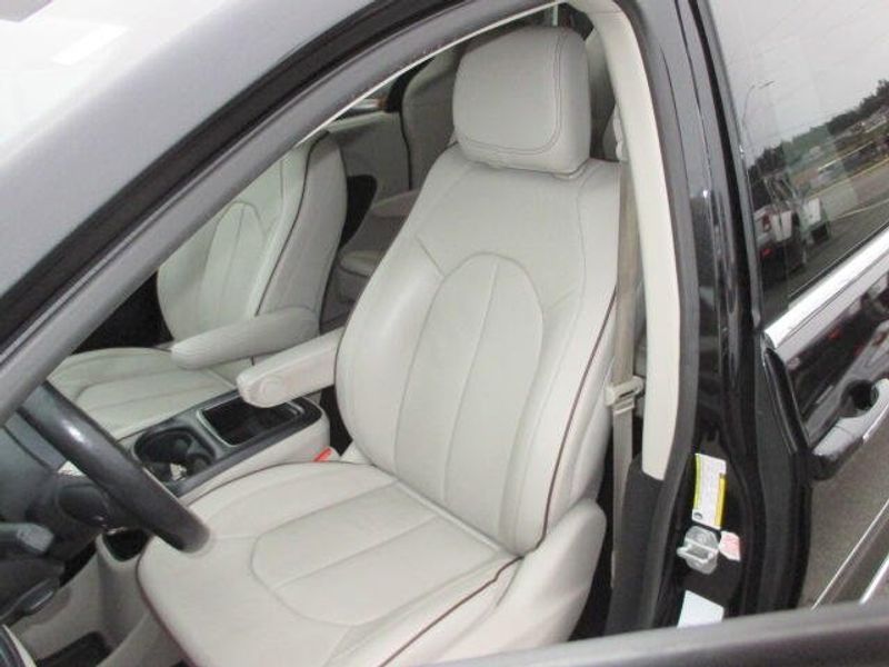 Used 2020 Chrysler Pacifica LimitedImage 16