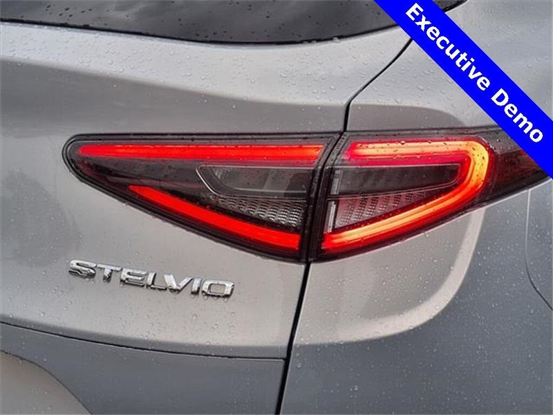 2025 Alfa Romeo Stelvio AWDImage 5